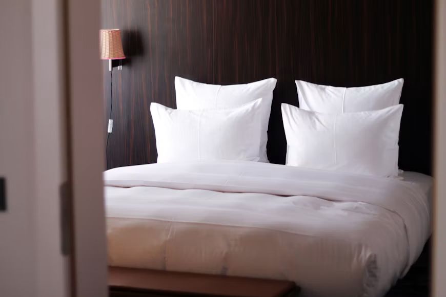 Chambre préparée avec des oreillers blancs