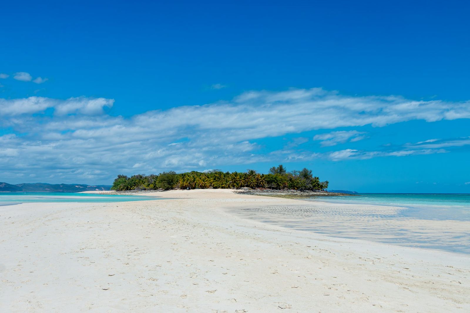 Plage de sable blanc et îlot de Nosy Iranja, Madagascar