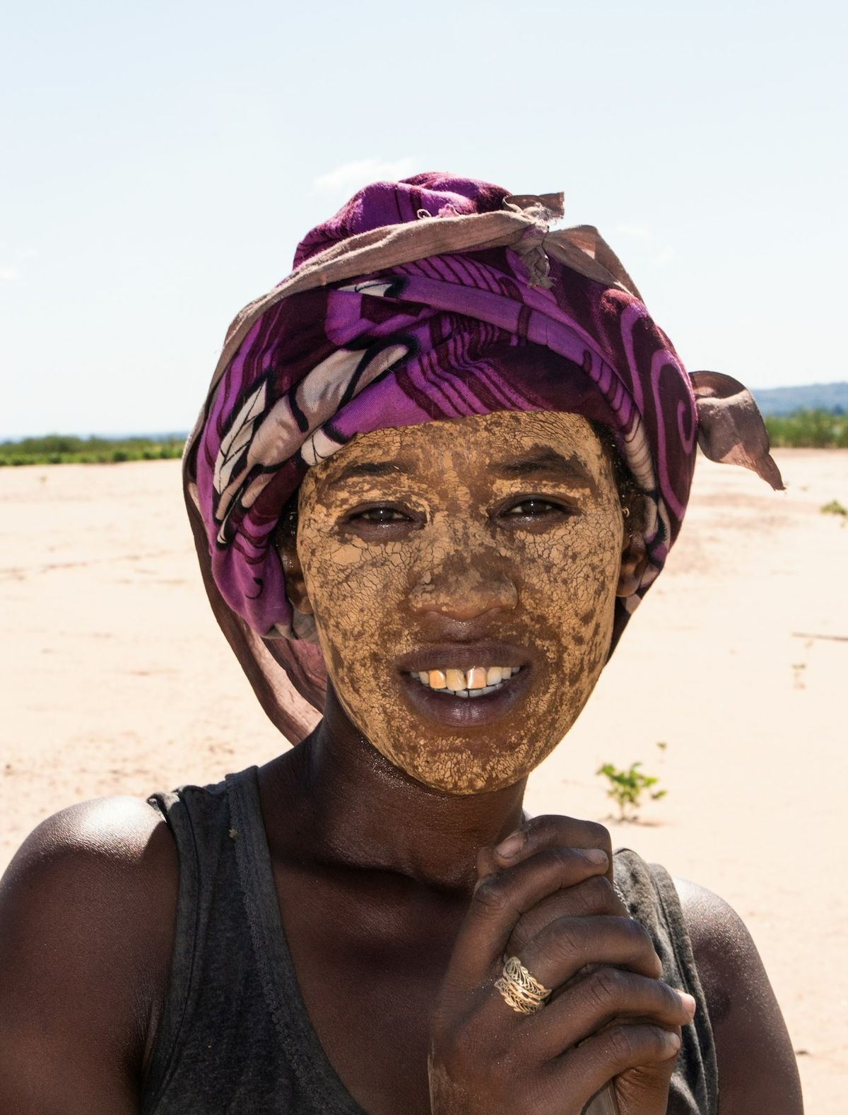 Femme malgache souriante portant le masque traditionnel masonjoany