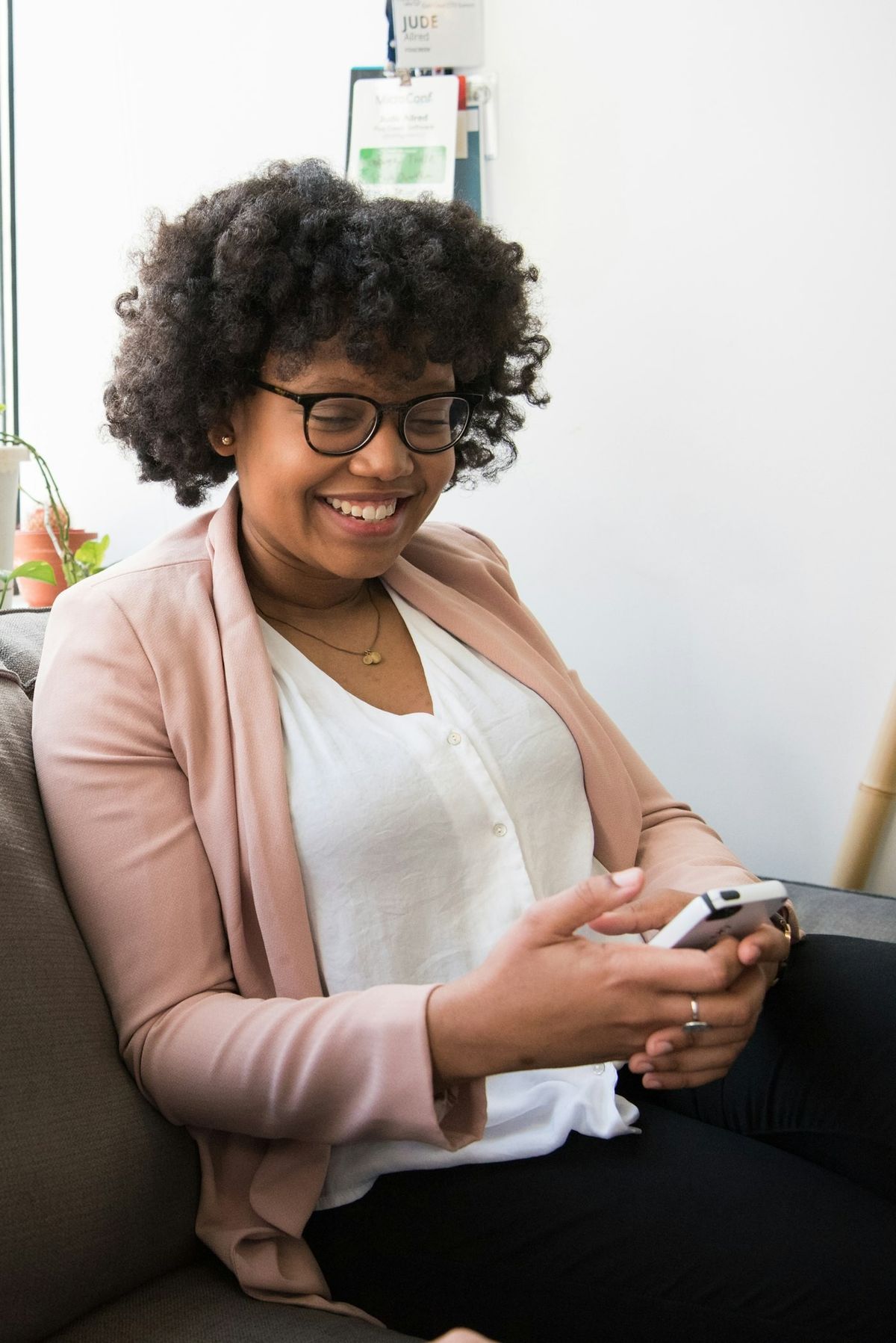 Propriétaire souriante qui consulte son téléphone