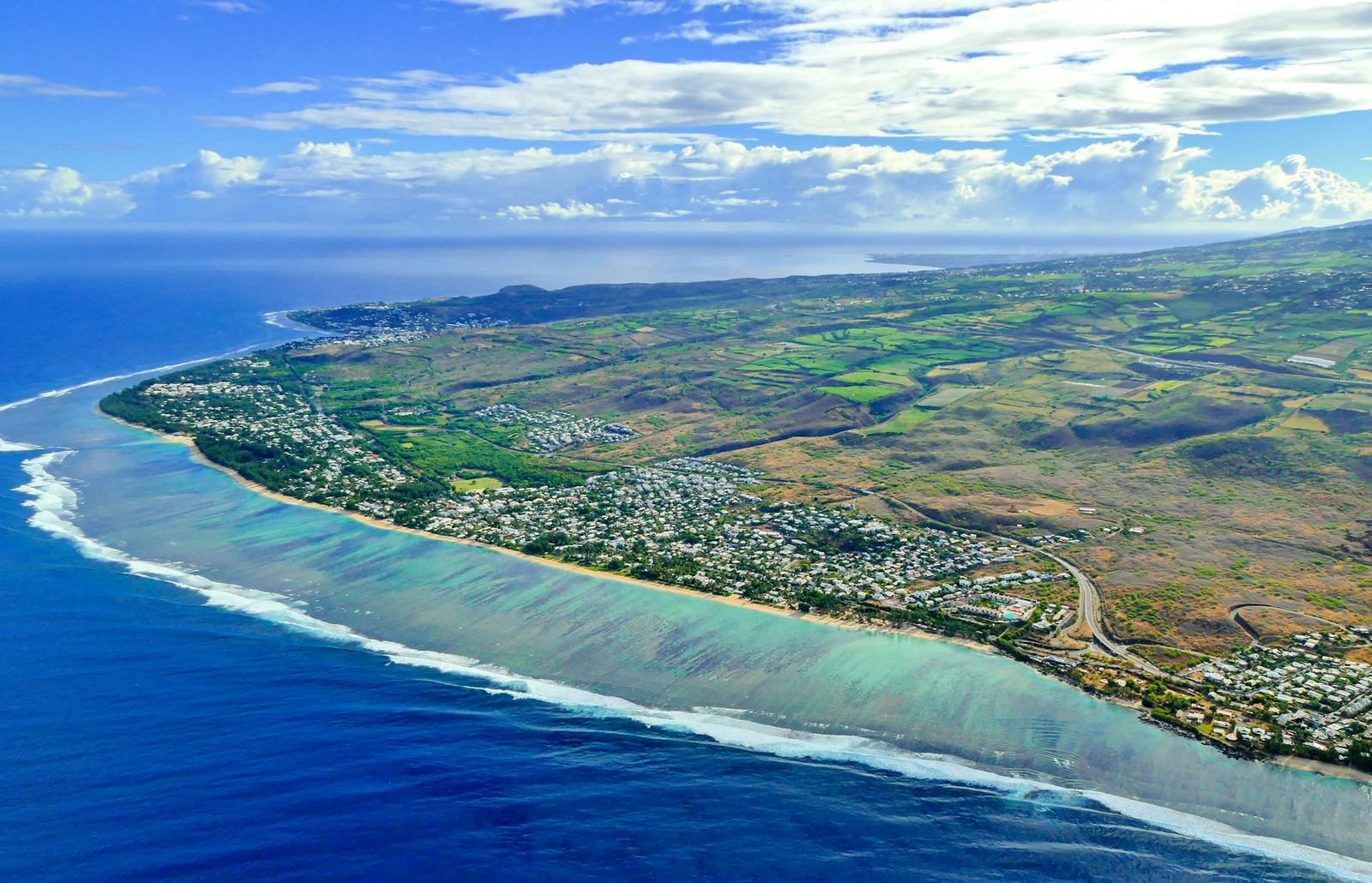 Vue aérienne du lagon et de la barrière de corail de l'Ouest de La Réunion