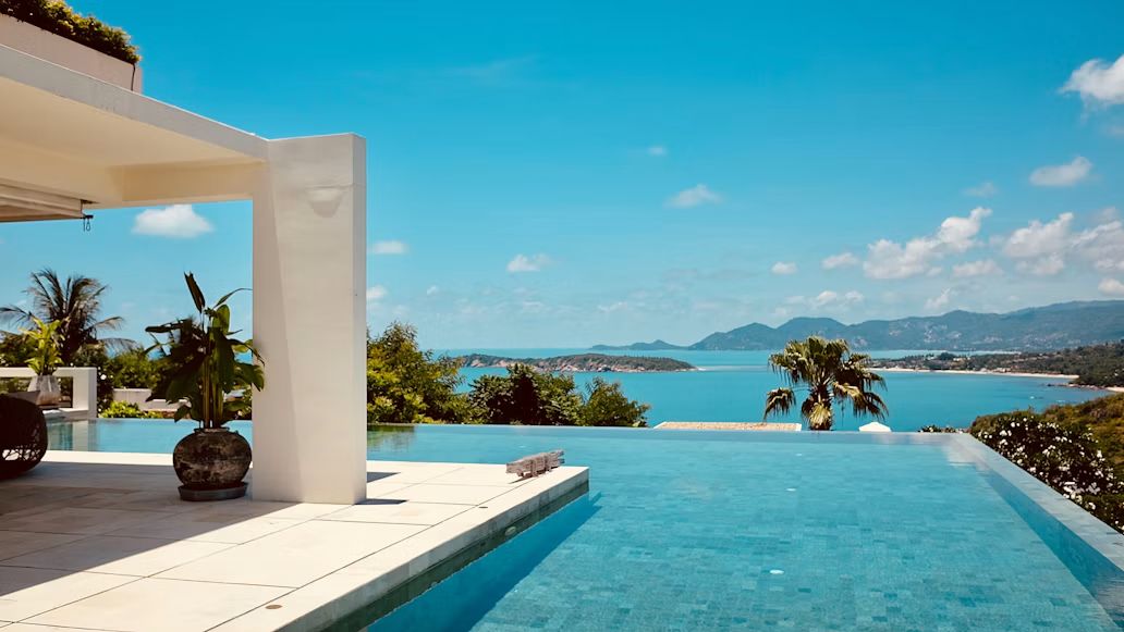 Villa avec piscine à débordement face à la mer