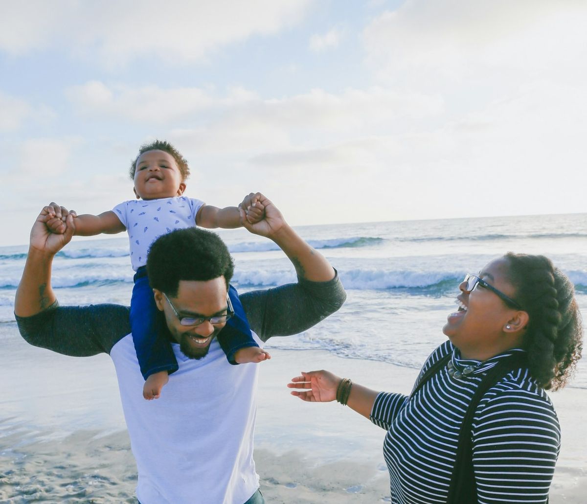 Famille en vacances qui joue sur la plage
