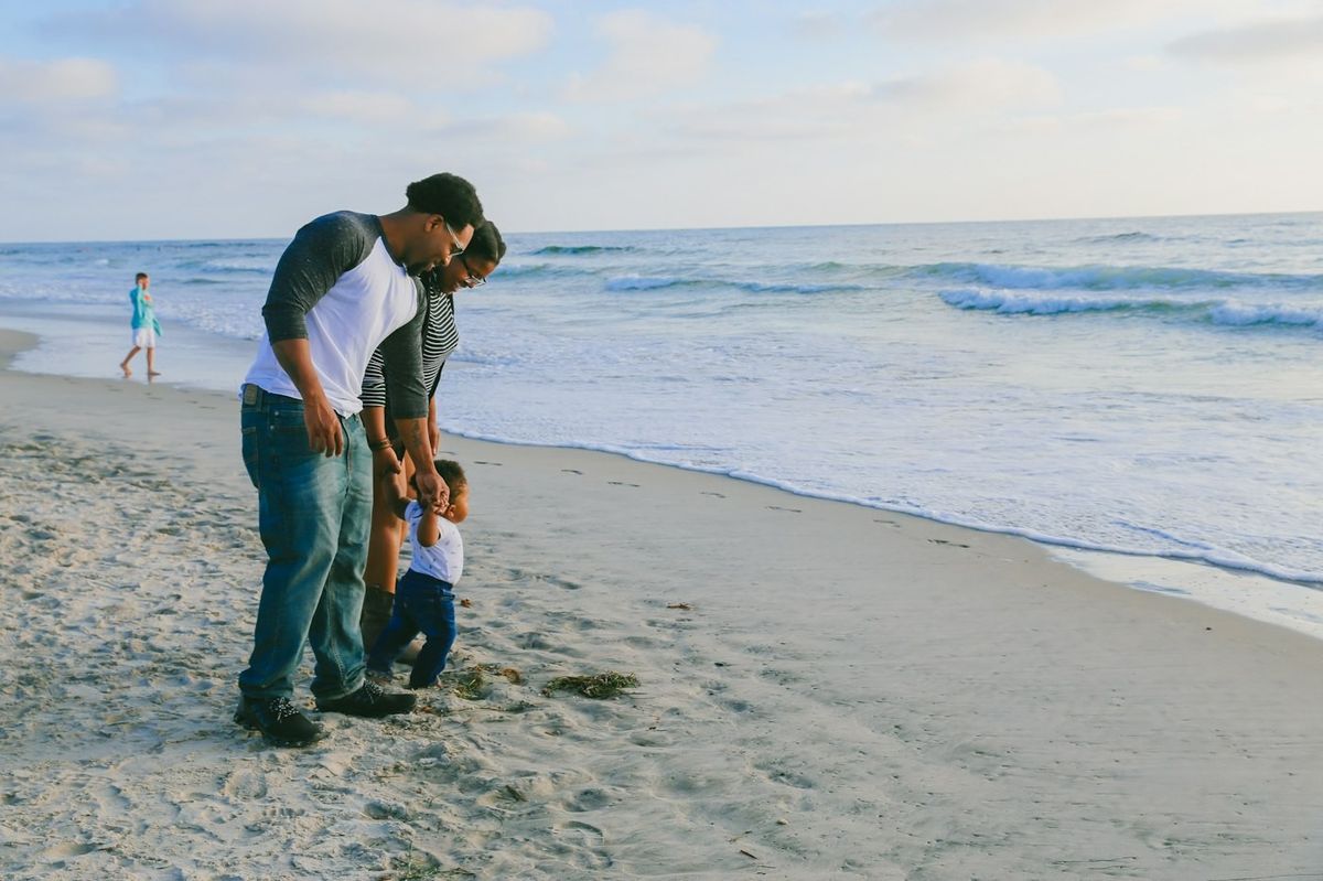 Papa et son enfant en vacances au bord de la mer